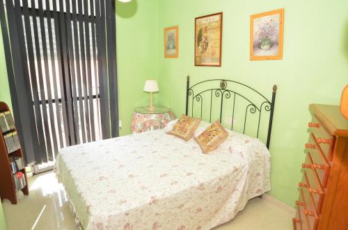 1 dormitorio con cama, lámpara y ventana en habitacion centro historico malaga, en Málaga