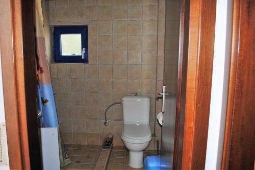 ein Bad mit WC und Fenster in der Unterkunft Archondissa Beach Aparthotel in Therma