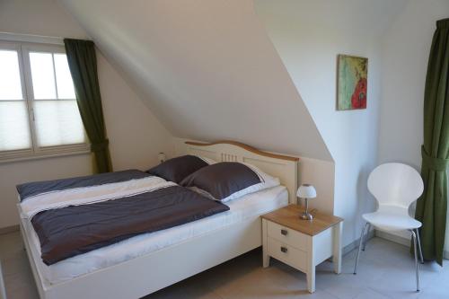 Un pat sau paturi într-o cameră la Ferienhaus „Lachmöwe“ Zierow