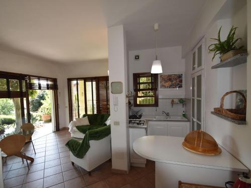 cocina y sala de estar con sofá y mesa en Belvilla by OYO Casa Susanna en Verbania