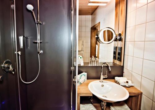 Phòng tắm tại Historisches Gasthaus Hotel Hirschen Horn