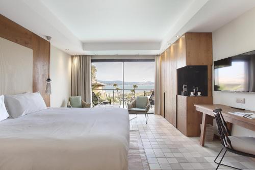 Un pat sau paturi într-o cameră la Kube Saint-Tropez