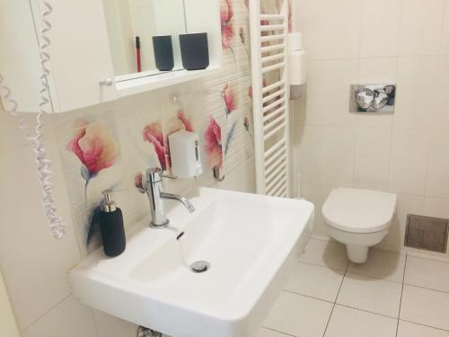 Phòng tắm tại Nova Galerija West App Dora