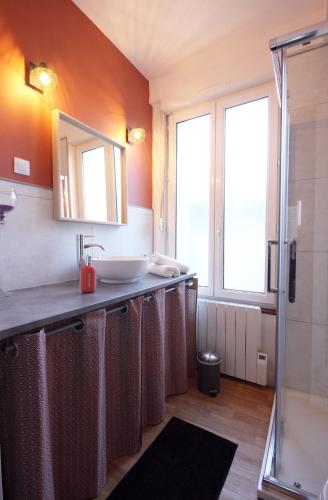 une salle de bain avec un lavabo et une douche dans l'établissement 