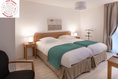 ラ・シオタにあるDomitys Les Lanternes Bleuesのベッドルーム1室(大型ベッド1台、緑の毛布付)