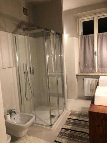 Ett badrum på Cavalese Mountain Luxury Apartment