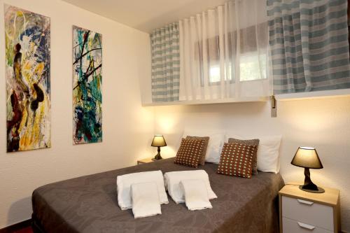 sypialnia z dużym łóżkiem z 2 lampami w obiekcie Like-home Sea View Apt w mieście Carcavelos