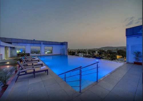 Bazén v ubytování Ramee Grand Hotel and Spa, Pune nebo v jeho okolí