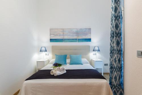 un dormitorio con una cama con dos animales de peluche en Del Parque Flats - Peña, en Málaga