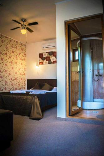 a bedroom with a bed and a ceiling fan at Omega Mamaia Nord in Mamaia Sat/Năvodari
