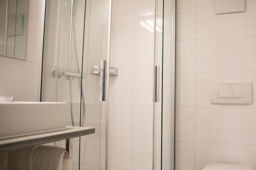 ツェルマットにあるBolero 3.5のバスルーム(シャワー、トイレ、シンク付)
