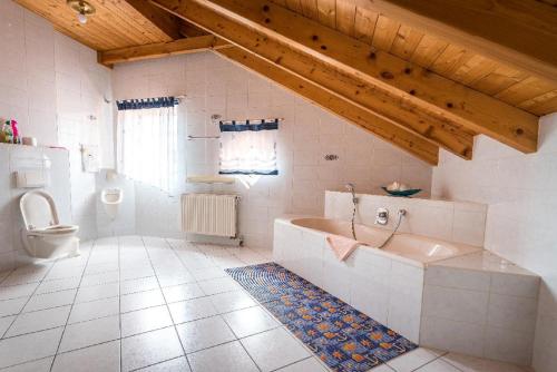 Ett badrum på Ferienbauernhof Rosenberger