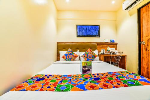 Postel nebo postele na pokoji v ubytování FabExpress Deluxe Comfort - Nr Kokilaben Hospital