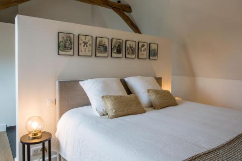 A bed or beds in a room at Le Clos de Louy
