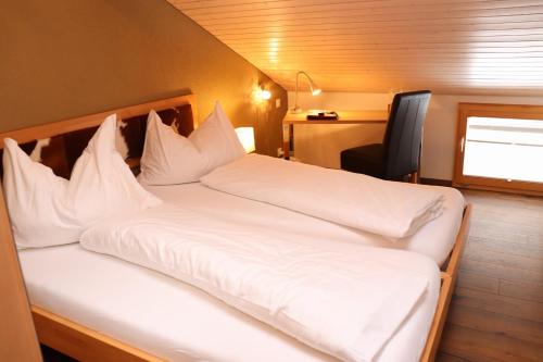 Giường trong phòng chung tại Hotel-Restaurant Ronalp