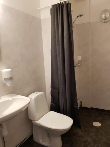 Hotell Monica tesisinde bir banyo