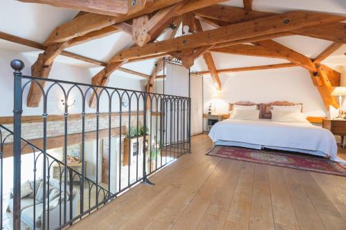 Schlafzimmer im Dachgeschoss mit einem Bett und Holzbalken in der Unterkunft Villa Bacchus, Provence in Les Angles Gard