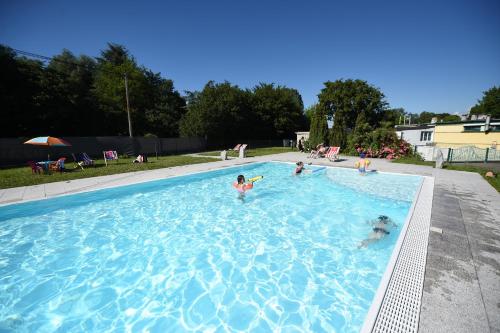 Bazén v ubytovaní Camping de l'Ill alebo v jeho blízkosti