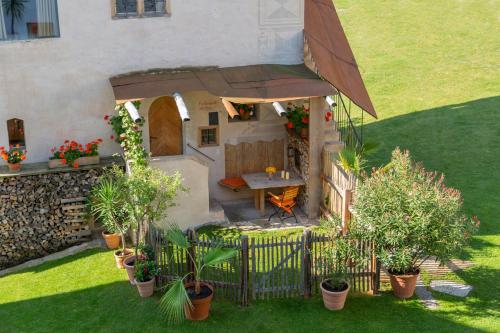 an outdoor kitchen with a table in a garden at Turm zu Schloss Schedling in Trostberg an der Alz