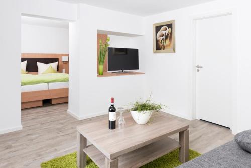 a living room with a coffee table and a bed at Hotel Garni BURG WALDENSTEIN in Rudersberg