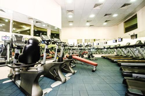 Fitness centrum a/nebo fitness zařízení v ubytování Karan Sharq for Hotel Apartments Company