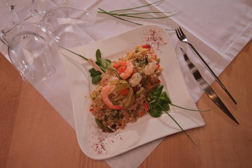 Comida en o cerca de este hotel