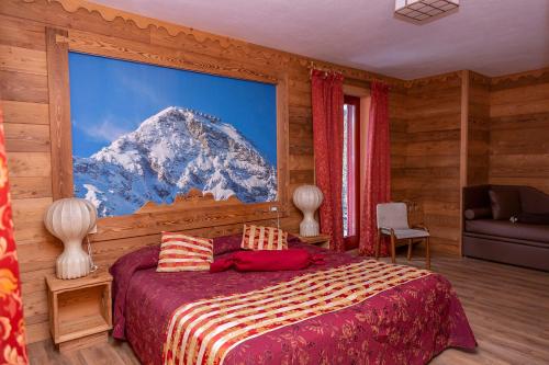 Schlafzimmer mit einem großen Bild eines schneebedeckten Berges in der Unterkunft Hotel Chaberton in Cesana Torinese