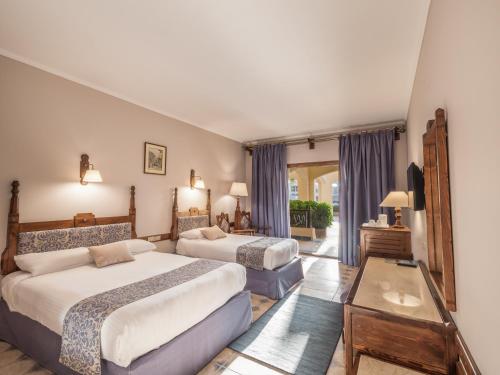 Cette chambre comprend 2 lits et une fenêtre. dans l'établissement Sunny Days Palma De Mirette Resort & Spa, à Hurghada