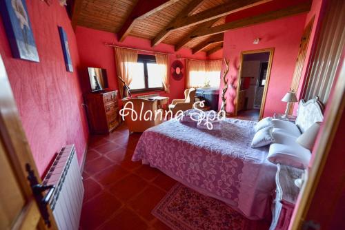 ein Schlafzimmer mit einem Bett in einem roten Zimmer in der Unterkunft Casa rural Alanna Spa in San Bartolomé de Tormes