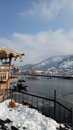 Gallery image of House Boat New Pala Palace in Srinagar