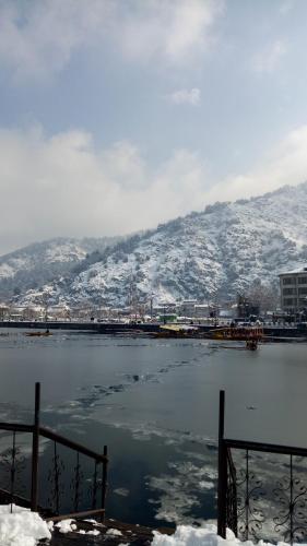 Gallery image of House Boat New Pala Palace in Srinagar
