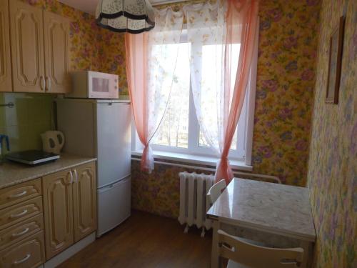 ノヴォシビルスクにあるApartments on Tsvetnoy proyezd 27のキッチン(冷蔵庫付)、窓が備わります。