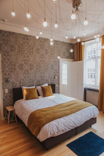a bedroom with a large bed in a room at Découverte in Ypres