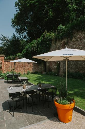 伊普爾的住宿－Découverte，庭院内带桌子和遮阳伞的庭院