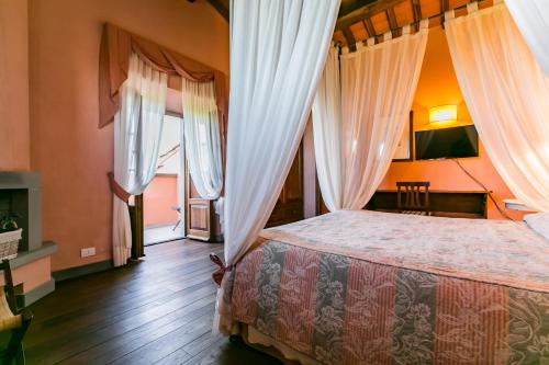 a bedroom with a bed with curtains on it at Le Fonti A San Giorgio in Montespertoli