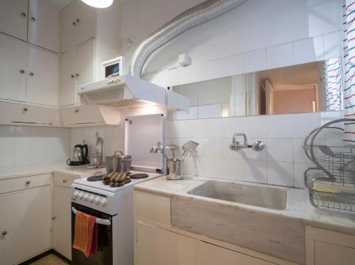 Il comprend une cuisine équipée d'un évier et d'une cuisinière. dans l'établissement ULTIMATE LOCATION CENTRAL ATHENS, à Athènes