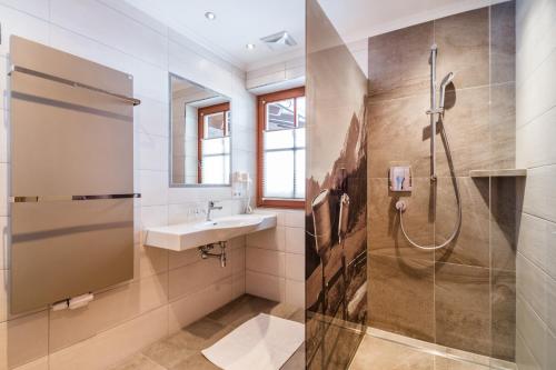 un bagno con doccia e lavandino di Scharfetthof a Flachau