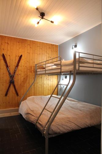 Cette chambre comprend 2 lits superposés et une horloge murale. dans l'établissement LES AMBRUNES, à Châtel