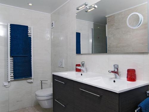 y baño con lavabo, aseo y espejo. en Vila Monte Luz en Ferragudo