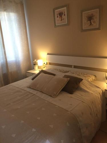 une chambre avec un grand lit avec deux oreillers dans l'établissement Clos des Templiers, à Saint-Rémy-de-Provence