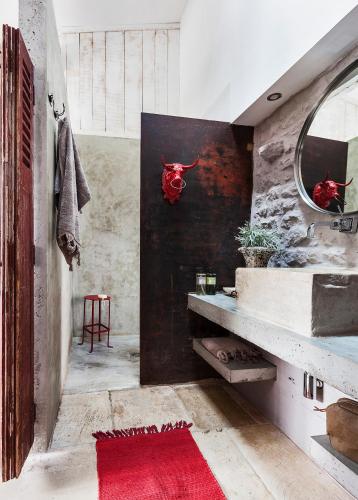a bathroom with a sink and a red rug at Le392Bis in Échiré