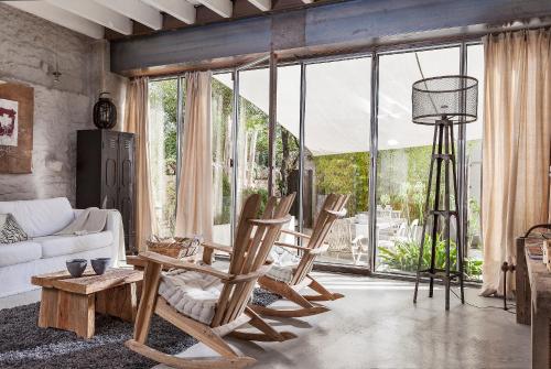 a living room with rocking chairs and a couch at Le392Bis in Échiré