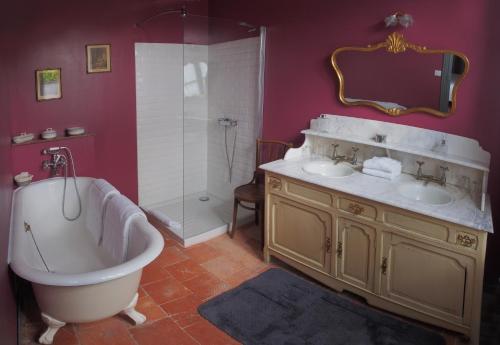 Bathroom sa Logis Hotel - Restaurant La Marbrerie