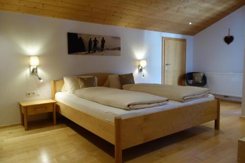 A bed or beds in a room at Ferienwohnung Brugger