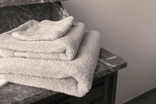 a pile of towels sitting on top of a counter at B&B Jacob20 in Ieper