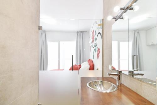 un bagno con lavandino e specchio di Casa Rural El Cano a Fortuna