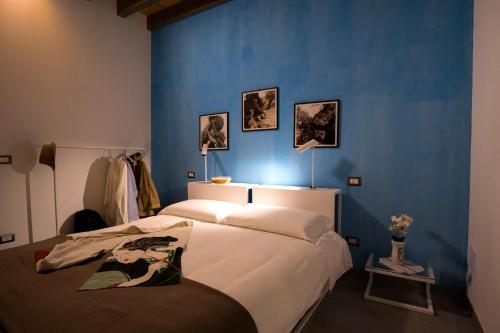 Postel nebo postele na pokoji v ubytování La Casa di Raffaele