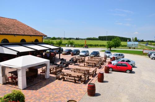 a parking lot with a bunch of tables and cars at Là Di Anselmi in Palazzolo dello Stella