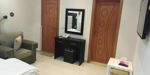 سرير أو أسرّة في غرفة في روح الأصيلة للشقق المخدومة Roh Alaseilah Serviced Apartments