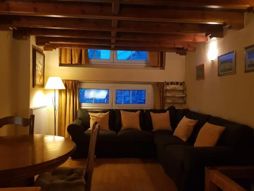 un soggiorno con un divano e un tavolo di Maribel ERB Alojamientos a Sierra Nevada